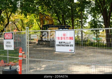 Nessun cartello di Trespassing sulla recinzione all'ingresso della OLRT fase 2, cantiere. Ottawa, Canada. 25 settembre 2020 Foto Stock