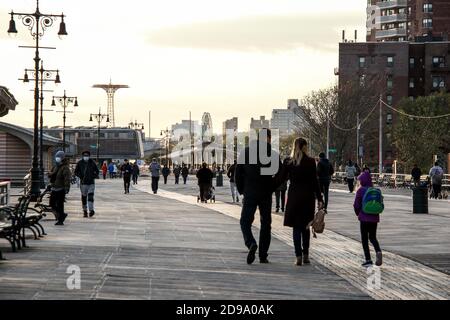 Vita di strada a Brighton Beach durante il giorno delle elezioni e la pandemia COVID-19. A Brooklyn, NY, il 3 novembre 2020. (Foto di Erica Price/Sipa USA) Foto Stock