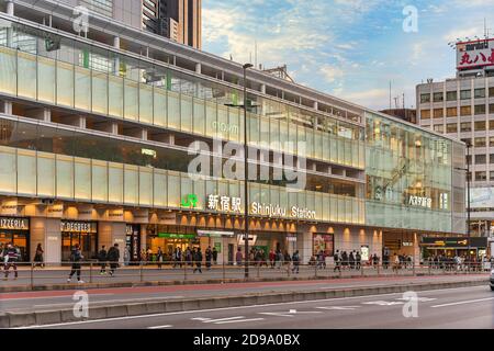 tokyo, giappone - novembre 05 2019: Moderna facciata in vetro della stazione ferroviaria di Shinjuku presso la JR Shinjuku New South Gate e il terminal degli autobus con la N Foto Stock