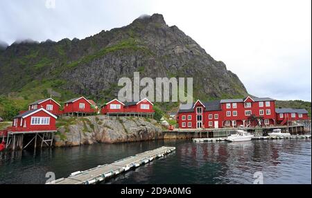 Tradizionali case di rorbu rosso, barche da pesca nel villaggio di Å, Isole Lofoten, Norvegia Foto Stock