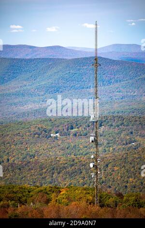 Cellulare trasmissione torre di montaggio nella collina forst a caduta stagione Foto Stock