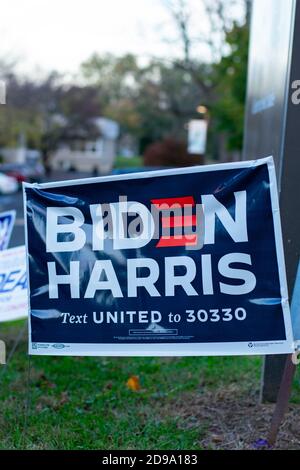 3 novembre 2020 - Elkins Park, Pennsylvania: Un cartello Biden Harris presso una stazione di polling a Elkins Park, Pennsylvania Foto Stock