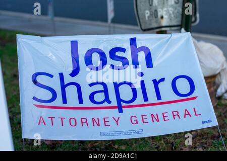 3 novembre 2020 - Elkins Park, Pennsylvania: Un cartello di Josh Shapiro a una stazione di polling il giorno delle elezioni a Elkins Park, Pennsylvania Foto Stock