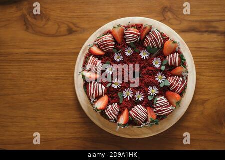 Torta di fragole in velluto rosso piatto Foto Stock