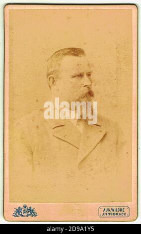 La scheda del cabinet vintage mostra il ritratto dell'uomo anziano. Capelli e moda edoardiani. La foto è stata scattata in uno studio fotografico. La foto è stata scattata in Australia Foto Stock