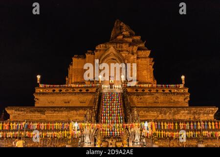 Le lanterne colorate decorano l'antica pagoda buddista. Foto Stock