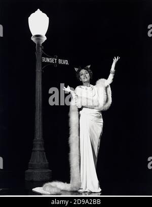 1951 : l'attrice del film GLORIA SWANSON ( Chicago 1898 - New York 1983 ) come norma Desmond in SUNSET BOULEVARD ( Viale del Tramonto ) di Billy Wilder, costume di Edith HEAD , Paramount publicity Still - FILM - CINEMA - attrice cinematografia - VAMP - DIVA - DIVINA - DIVINE - Hollywood su Hollywood - pelliccia - ali - ali - guanti lunghi - guanti lunghi - sorriso - sorriso - neo ---- Archivio GBB Foto Stock