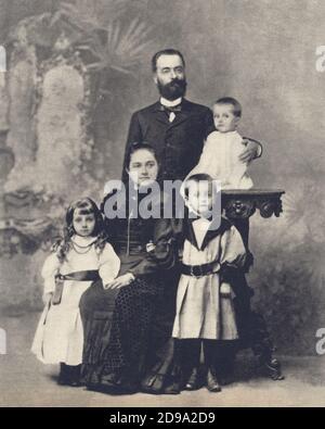 1895 ca, Genova : il politico comunista italiano PALMIRO TOGLIATTI ( Genova 1893 - 1964 ) nelle mani del padre ANTONIO TOGLIATTI in una foto di famiglia con madre TERESA VIALE e i fratelli CRISTINA e EUGENIO - PCI - P.C.I. - PARTITO COMUNISTA ITALIANO - COMUNISMO - LIBERAZIONE - RESISTENZA - ritratto - ritratto - POLITICA - POLITICO - ITALIA - POLITIC - ITALY - lente - occhiali da vista - cravatta - colletto - colletto - RESISTENZA - famiglia - famiglia - famiglia - famiglia - padre - madre - fratelli - bambini - bambini - bambino - bambini © Archivio GBB / Foto Stock