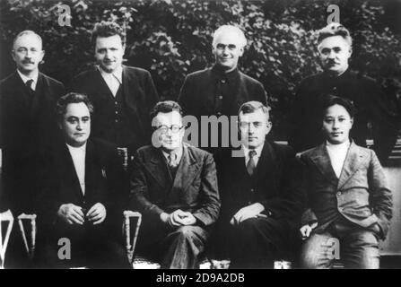 1935 , RUSSIA : il politico italiano comunista PALMIRO TOGLIATTI ( Genova 1893 - 1964 ) con il COMITATO ESECUTIVO DEL COMINTERN. Da sinistra: O. KUUSINEN , K. GOTTWALD , W. PIECK , D. MANUILSKY . SEDUTA: G. DIMITROV , PALMIRO TOGLIATTI , V. FLORIN E VAN MINH . Quando il partito fu bandito dal governo fascista italiano nel 1926, Togliatti era uno dei pochi leader da non arrestare, in quanto partecipava ad una riunione del Comintern a Mosca. In esilio alla fine degli anni '20 e '30, organizzò incontri clandestini del PCD'i a Lione (1926) e Colonia (1931). Nel 1927 Foto Stock