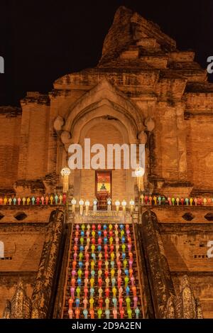 Le lanterne colorate decorano l'antica pagoda buddista. Foto Stock