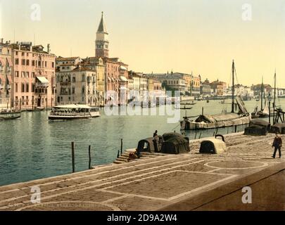 1895 ca. , VENEZIA , ITALIA : Vista dalla chiesa DI SANTA MARIA DELLA SALUTE a SAN MARCO e il DOGANA , di fronte (da sinistra) il Palazzo Barozzi Emo TREVES , il Grand Hotel d' Italie ALBERGO BAUER GRUNWALD . Photocrom print colors a cura di Detroit Publishing Co. - VENEZIA - VENETO - ITALIA - FOTO STORICHE - STORIA - GEOGRAFIA - GEOGRAFIA - ARCHITETTURA - ARCHITETTURA - - ARTE - GONDOLA - gondole - turisti - turismo - turismo - CHIESA ---- Archivio GBB Foto Stock