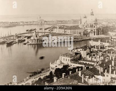 1895 ca. , VENEZIA , ITALIA : Panorama dal campanile di S. Marco verso la chiesa DI SANTA MARIA DELLA SALUTE .- VENEZIA - VENETO - ITALIA - FOTO STORICHE - STORIA - GEOGRAFIA - GEOGRAFIA - ARCHITETTURA - ARCHITETTURA - - ARTE - ARTE - CHIESA - PUNTA DELLA SALUTE o DELLA DOGANA ---- Archivio GBB Foto Stock