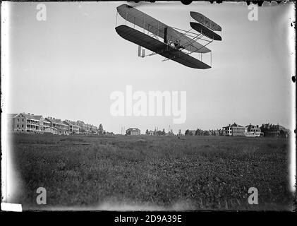 1908 settembre, Stati Uniti d'America: Wright Airplane, ft. Myer, Virginia. In questa foto Orville Wright ( 1871 -1948 ) in aereo . - - VOLO - FLY - PIONIERI DELL' AVIAZIONE - AEROPLANO MONOPOSTO - AEREO - BIPLANO - BIPLANO - FOTO STORICHE - STORIA - RECORD - AVIATORE - AVIATORE - AVIATORE - FRATELLI WRIGHT - VOLO - FLY ---- ARCHIVIO GBB Foto Stock