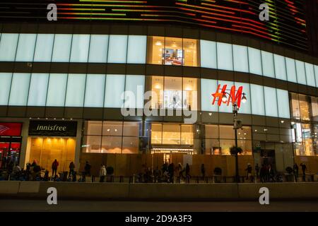 New York, NY, Stati Uniti. 3 Nov 2020. New York City anticipa i risultati delle elezioni presidenziali mentre i sondaggi in alcuni stati si chiudono. Il negozio H&M di Herald Square è salito in attesa di disordini dopo che i risultati delle elezioni sono noti. Credit: Ed Lefkowicz/Alamy Live News Foto Stock