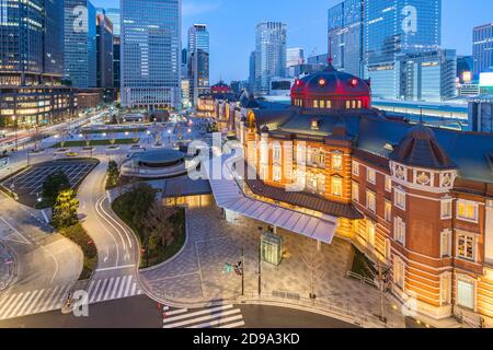 Stazione di Tokyo con edifici moderni nella citta' di Tokyo, Giappone. Foto Stock