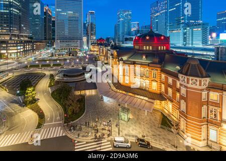 Stazione di Tokyo con edifici moderni nella città di Tokyo, Giappone di notte. Foto Stock