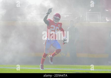 Kansas City, Missouri, Stati Uniti. 01 Nov 2020. New Chiefs che corrono indietro Kansas City Chiefs che corrono indietro le'Veon Bell (26) entra in campo durante la partita di football NFL tra i New York Jets e i Kansas City Chiefs allo stadio Arrowhead di Kansas City, Missouri. Kendall Shaw/CSM/Alamy Live News Foto Stock