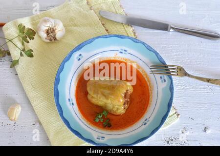 Peperoni ripieni con riso e carne tritata e purè Patate servite su sfondo bianco di legno/ cucina tradizionale balcanica/ Foto Stock