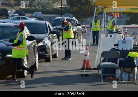 Anaheim, Stati Uniti. 04Nov 2020. Martedì 3 novembre 2020, gli elettori hanno lanciato i voti in un centro di voto drive-through presso l'Honda Center di Anaheim, California. Il voto di persona è iniziato per la maggior parte delle contee della California lo scorso fine settimana, mentre i funzionari delle elezioni locali hanno aperto i posti di voto in anticipo per evitare la folla nel giorno delle elezioni. Con fino a 22 milioni di voti da contare, i funzionari delle elezioni in California ci vorranno settimane per ottenere un conteggio finale. Foto di Jim Ruymen/UPI Credit: UPI/Alamy Live News Foto Stock