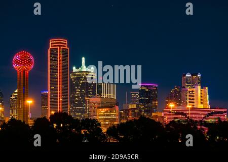 Una vista distante dello skyline di Dallas vicino alla trinità fiume su una notte cristallina di halloween Foto Stock