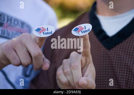 Houston, Stati Uniti. 3 Nov 2020. I giovani elettori mostrano gli adesivi "ho votato" dopo aver votato a Plano, Texas, Stati Uniti, 3 novembre 2020. Credit: Dan Tian/Xinhua/Alamy Live News Foto Stock