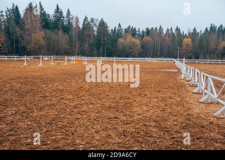 Recinzione bianca sullo sfondo della natura. Foto Stock