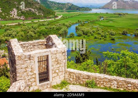 Fortezza di Besac che domina il lago di Skadar a Virpazar, Montenegro Foto Stock