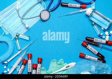 Telaio realizzato con attrezzatura medica su sfondo blu Foto Stock