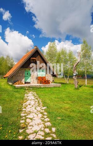 Donna Brezna, Montenegro - 5/24/2019 - Case rustiche circondate dalla natura in primavera Foto Stock