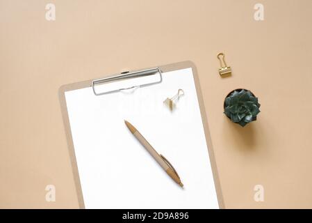 Vista dall'alto sul luogo di lavoro. Forniture per ufficio su sfondo beige Foto Stock