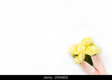 Un bel bouquet di tulipani a forma di pony primaverile in carta rosa polverosa su sfondo bianco con spazio di copia. Festa della mamma, 8 marzo, compleanno Foto Stock