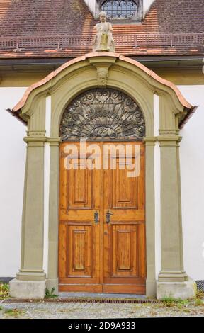 Fussen ,Bavaria, GERMANIA , 03 novembre 2020, antico monastero di porte di legno nella città di Fussen, 03,2020 novembre a Fussen, Baviera Foto Stock