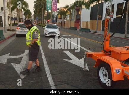 Beverly Hills, Stati Uniti. 04Nov 2020. Rodeo Drive è visto chiuso a pedoni e veicoli con imprese imbarcati perché le elezioni presidenziali altamente controverse hanno portato a timori di grandi proteste e possibili saccheggi e violenze a Beverly Hills, California, martedì 3 novembre 2020. Il sindaco Eric Garcetti dice che non vi è alcuna indicazione confermata di alcun tentativo organizzato di scatenare violenza o disordini nella giornata elettorale. Foto di Jim Ruymen/UPI Credit: UPI/Alamy Live News Foto Stock