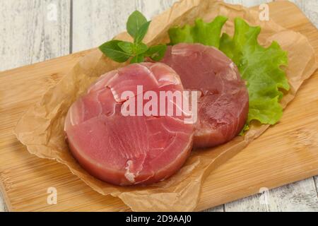 Tonno crudo round steak pronto per il grill Foto Stock