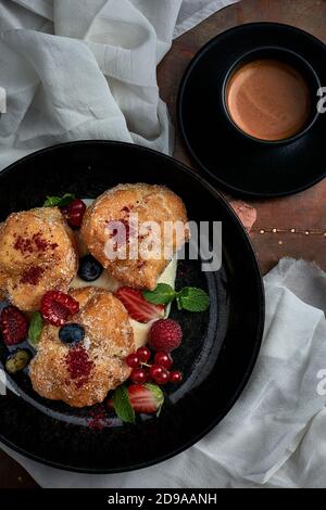 Fritelle dolci tradizionali per la colazione a Venezia. Dolci italiani Foto Stock