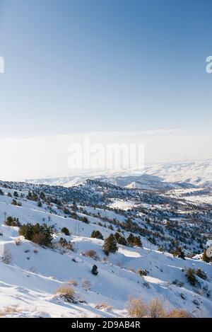 Panorama delle montagne di Tien Shan, che si apre dalla cima di un passo di montagna nella località di Beldersay in Uzbekistan Foto Stock