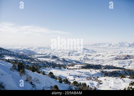 Posizione dei monti Tian Shan, Uzbekistan, Asia centrale. Incredibile bellezza del paesaggio invernale. La vista dalla funivia alla stazione sciistica Foto Stock