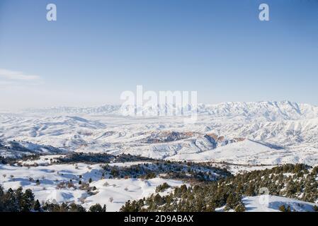 Posizione dei monti Tian Shan, Uzbekistan, Asia centrale. Incredibile bellezza del paesaggio invernale. La vista dalla funivia alla stazione sciistica Foto Stock