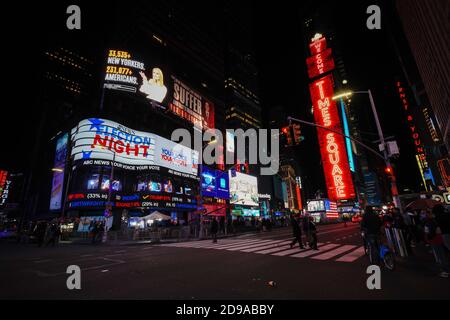 New York, Stati Uniti. 03 Nov 2020. Una visione di Times Square nella notte delle elezioni.il 3 novembre 2020, gli Stati Uniti hanno eletto il suo presidente e vice presidente, 35 senatori, tutti i 435 membri della Camera dei rappresentanti, 13 governatori di 11 stati e due territori statunitensi, nonché funzionari statali e locali del governo. Il presidente repubblicano in carica Donald Trump e il candidato del Partito democratico Joe Biden stanno per la presidenza. Credit: SOPA Images Limited/Alamy Live News Foto Stock