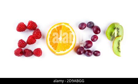 Il nuovo anno 2021 è fatto di frutta su sfondo bianco. Cibo sano Foto Stock