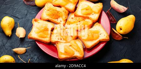 Crostini croccanti o toast al tè con marmellata di pere. Foto Stock