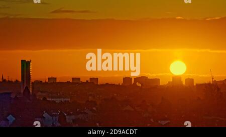 Glasgow, Scozia, Regno Unito. 4tht Novembre, 2020: UK Meteo: Alba Hawaiiana rossa sopra il centro della città questa mattina dipingendo la città come una bella immagine usando i suoi alti aumenti come un modello. Credit: Gerard Ferry/Alamy Live News Foto Stock
