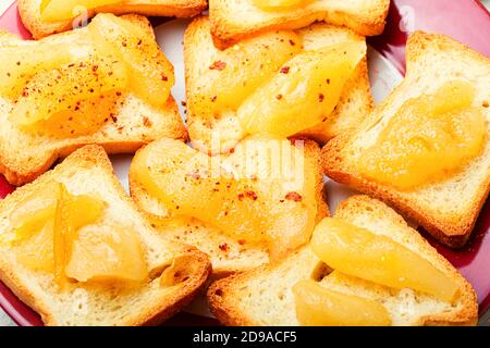 Crostini croccanti o toast al tè con marmellata di pere. Foto Stock