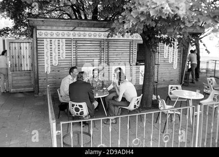 30 novembre 1983, Sassonia, Eilenburg: Gli uomini prendano una pausa prima di uno spuntino a Eilenburg nell'autunno 1984. Data esatta della registrazione non nota. Foto: Volkmar Heinz/dpa-Zentralbild/ZB Foto Stock