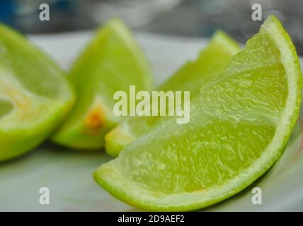 Spicchi di lime - freschi, succosi e biologici Foto Stock