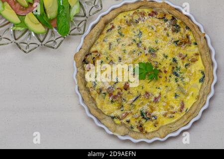 Savou;crostata e insalata di palle sul lato, foto dall'alto con spazio per la copia Foto Stock