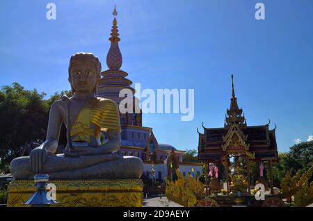 Chiang Rai, Thailandia - Wat Tha Ton Buddha statue & Stupa Foto Stock