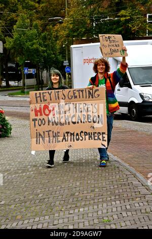 Den Haag, PAESI BASSI, 27 SETTEMBRE 2019: Protesta politica pacifica contro il cambiamento climatico con attivisti che marciano, cantano e sventolano striscioni e pl Foto Stock