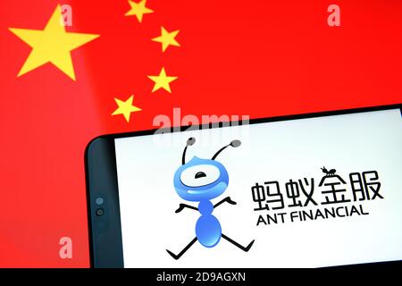 Logo ANT Financial sullo schermo dello smartphone posizionato sulla parte superiore dello schermo con bandiera della Cina. Foto concettuale. Foto Stock