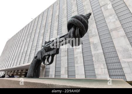 NEW YORK, USA - Feb 20, 2019: La non violenza è una scultura in bronzo dell'artista svedese Carl Reutersward di un grande Colt Python .357 Magnum revolver w Foto Stock